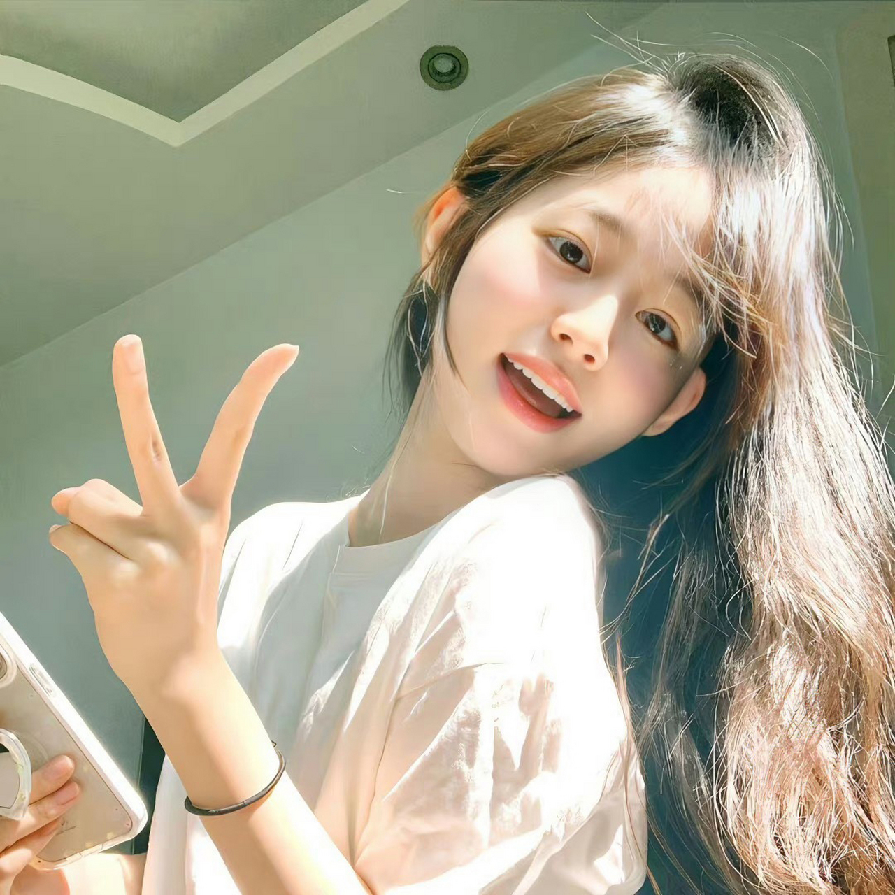 光影中的女生头像 通过光影的巧妙运用,形象地展现出深远的意境,氛围