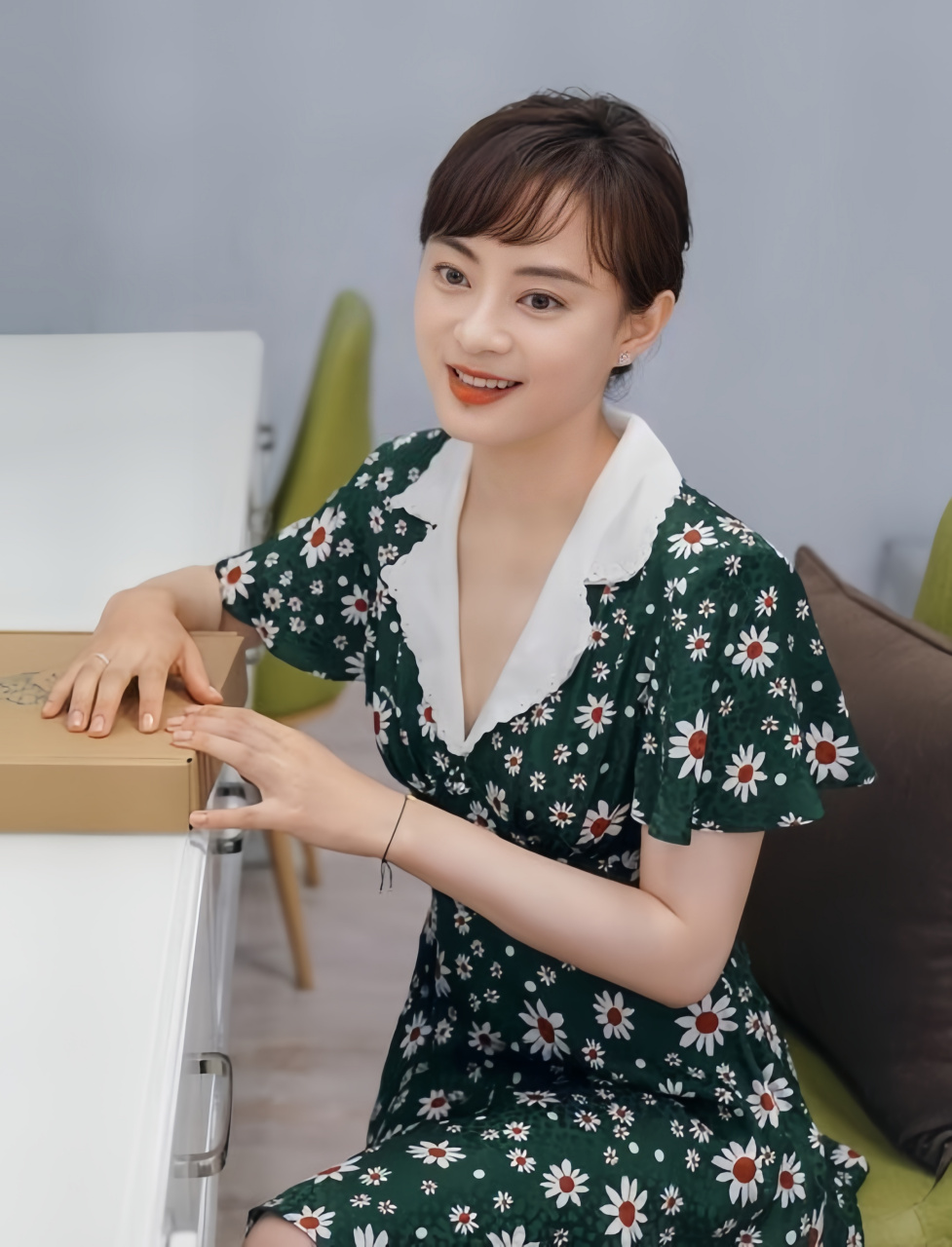 孙俪在电视剧《安家》中饰演安家天下中介公司的"金字招牌"房似锦,她