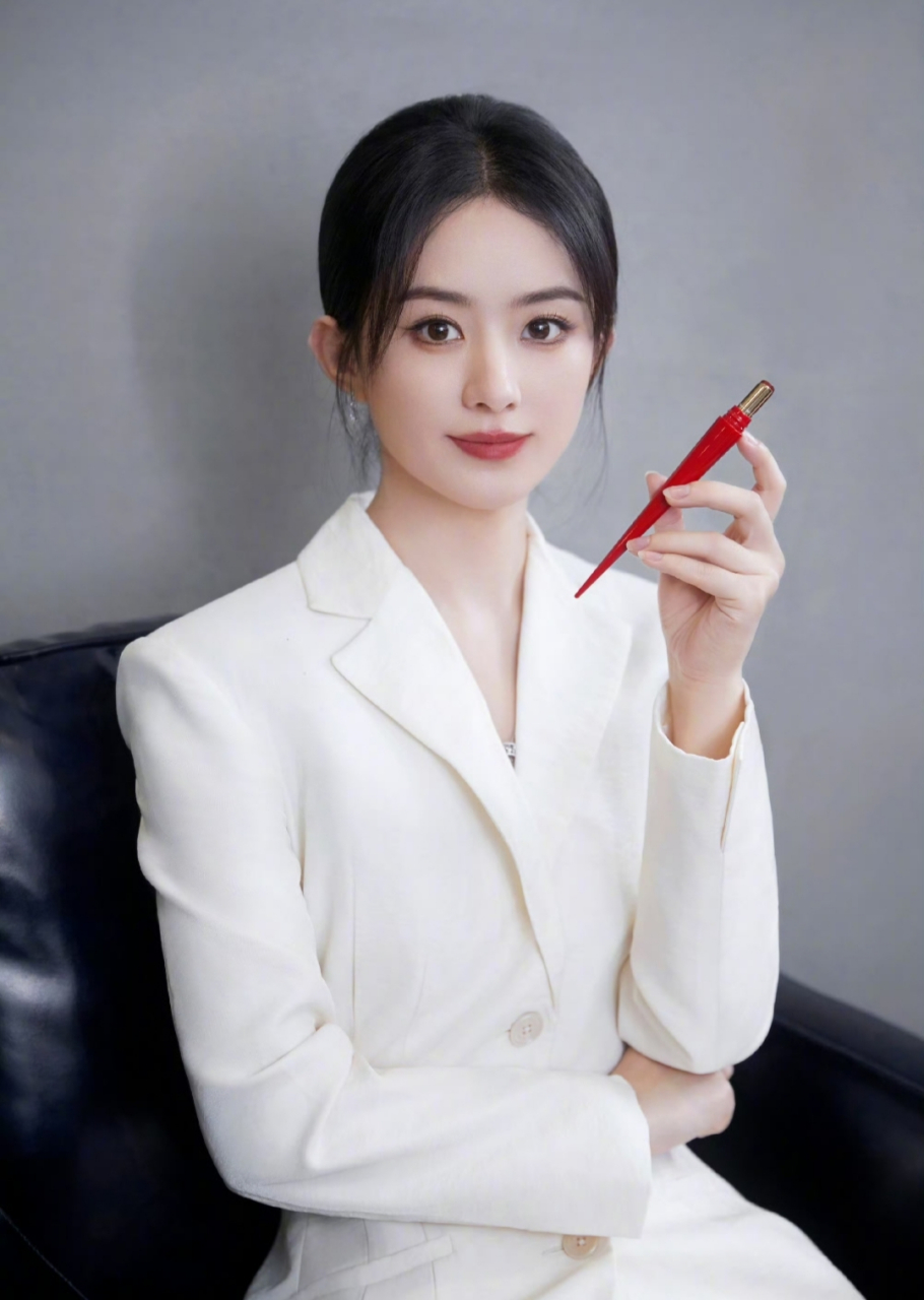 赵丽颖一身白色西装装扮,妆容精致,大方得体,温柔干练.
