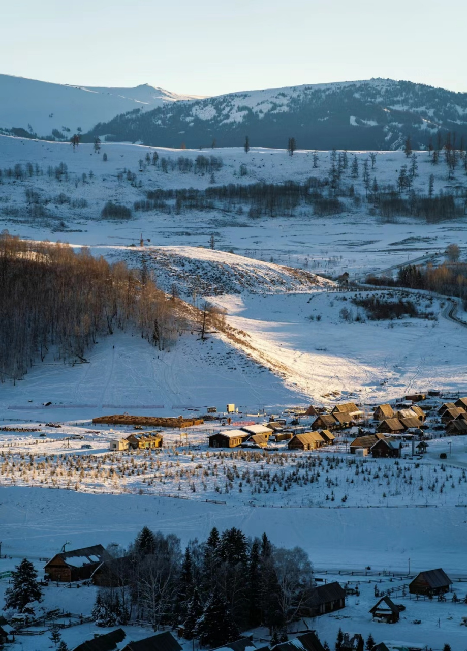 禾木哈登平台看日出,可以俯瞰整个禾木村,日出和晨雾都特别美,飘渺