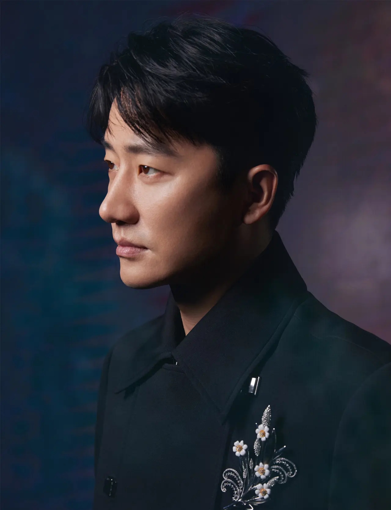 黄轩,一个来自甘肃兰州的少年,九岁时跟随父母来到广州,然而生活的