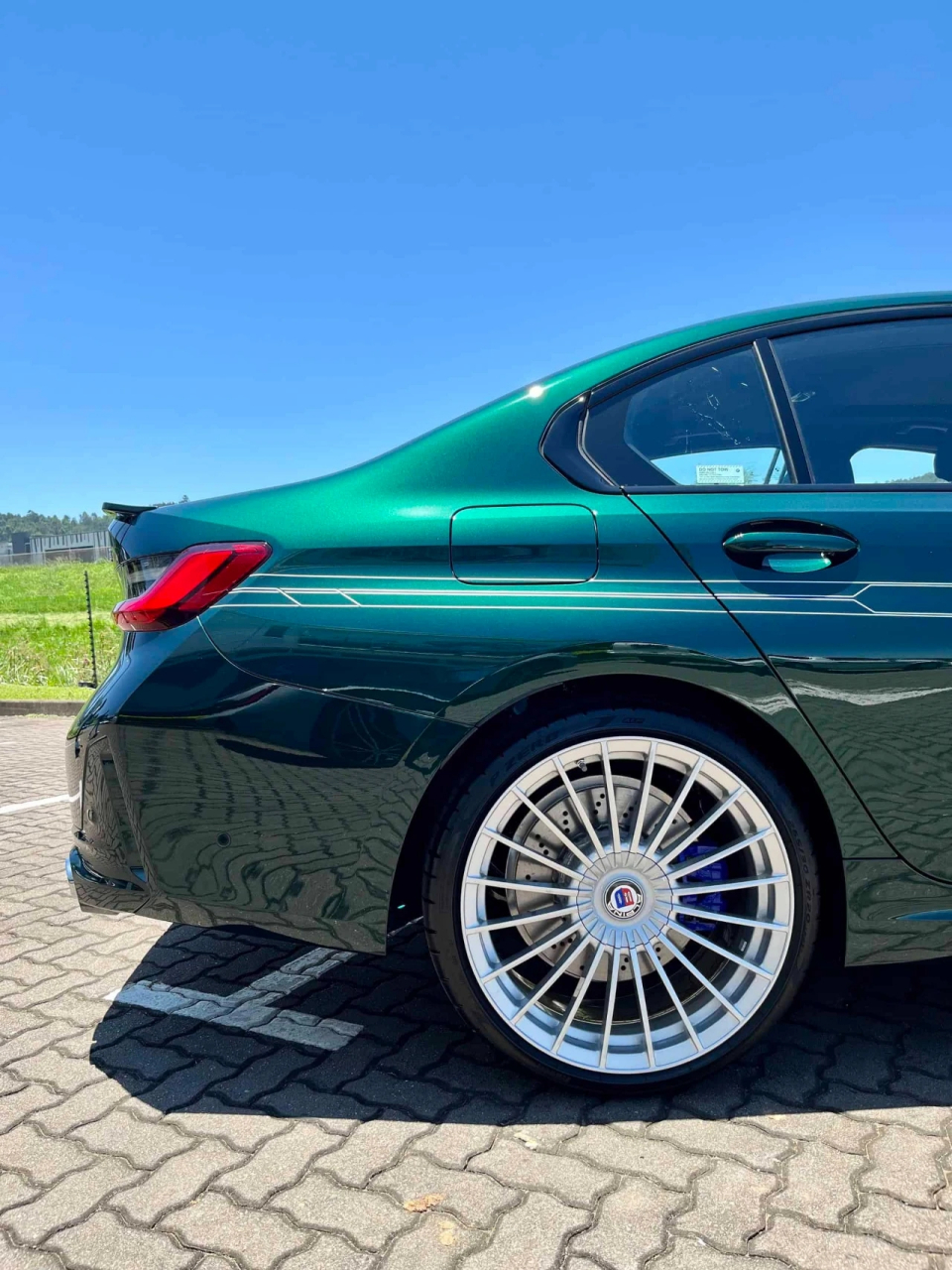 宝马的御用改装厂推出了阿尔宾娜宝马b3纪念版车型,该车型限量5台