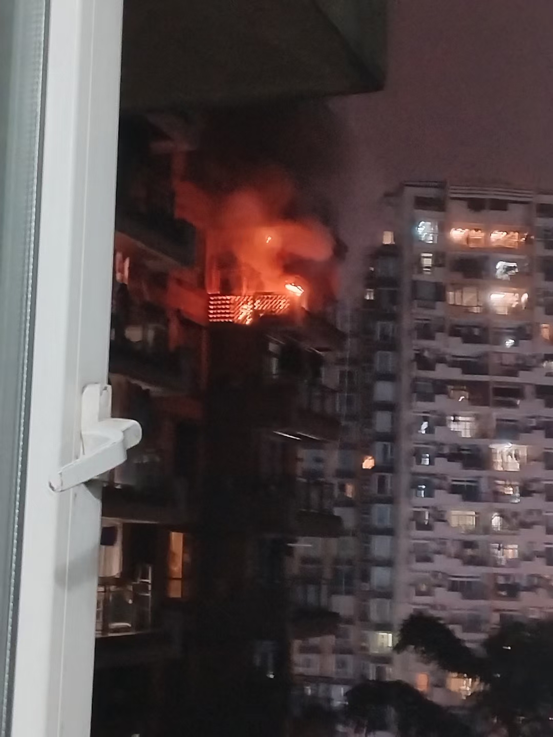 昨天晚上,对面的一栋楼有家阳台着火了,把娃吓坏了,好在很快火就被