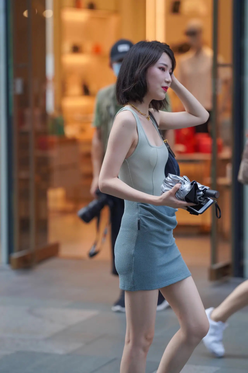 街拍:风韵优雅气质美女,她的优雅并非艳俗,而是一种浑然天成的风韵,一