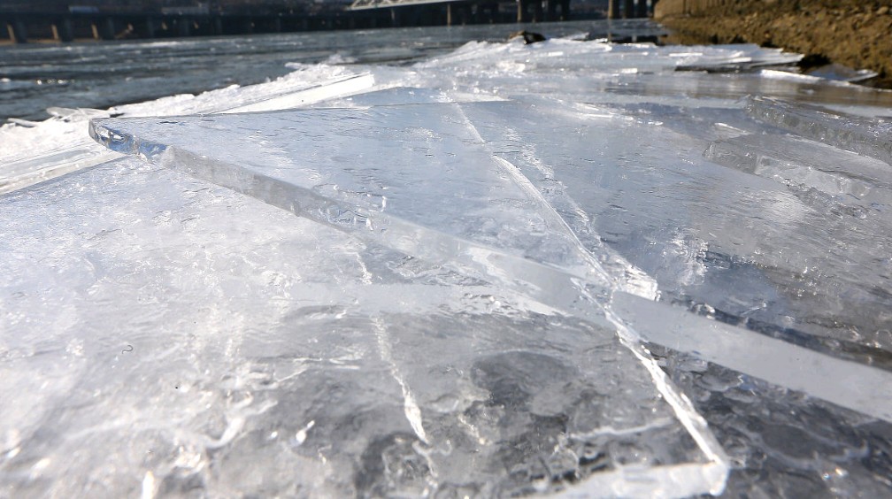 冰层厚度及冰面承重能力仅靠目测是不准确的.