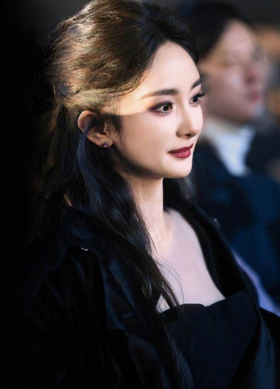 杨幂的侧颜好绝,线条流畅,柔美中又带几分高冷,十分精致的五官在侧脸