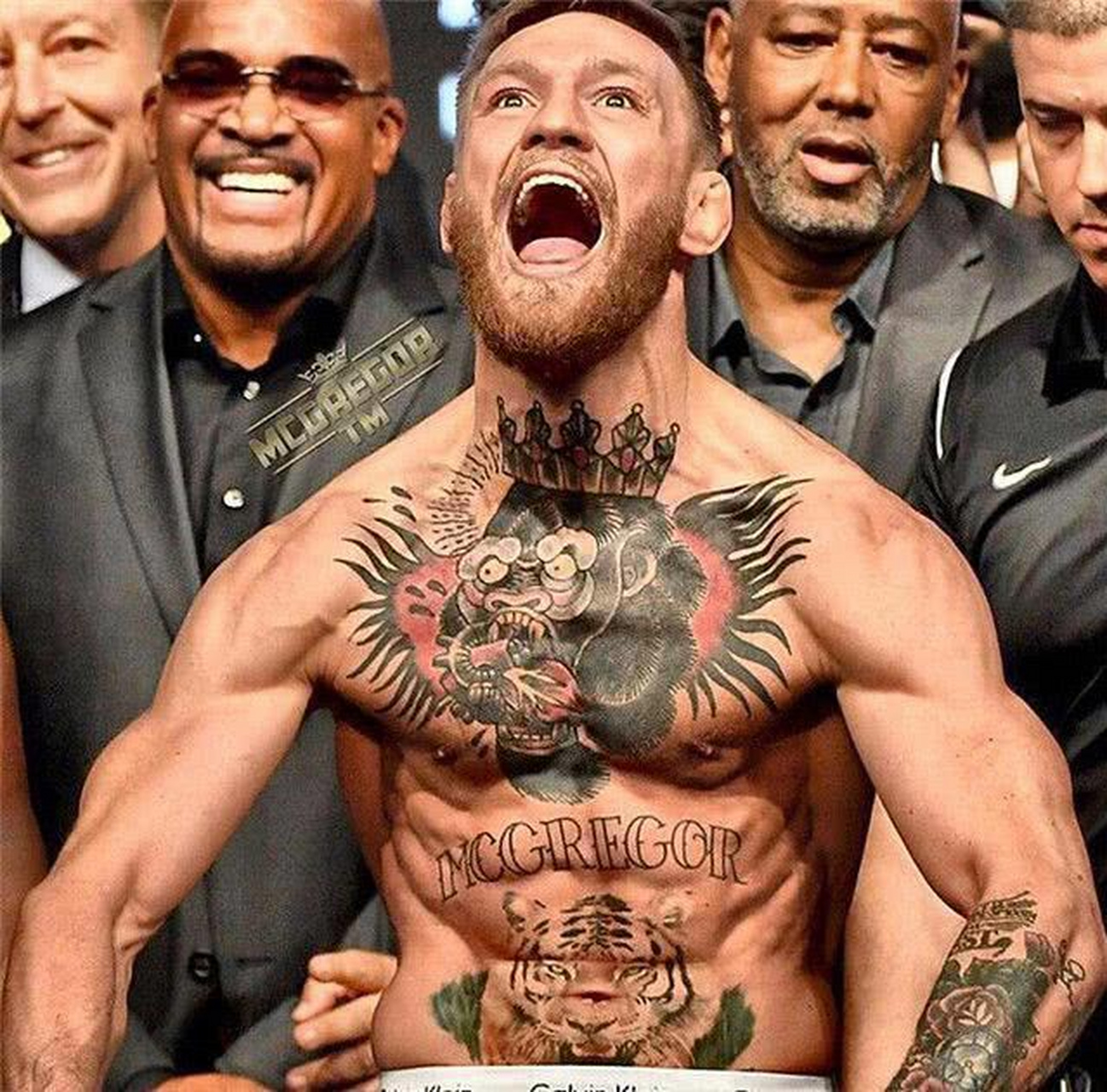 后来和小鹰的一场战斗,康纳被虐得怀疑人生,一代ufc冠军就此开始月滗