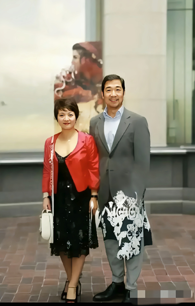 回想起年轻时的邓婕,她在《红楼梦》中饰演的王熙凤形象深入人心.