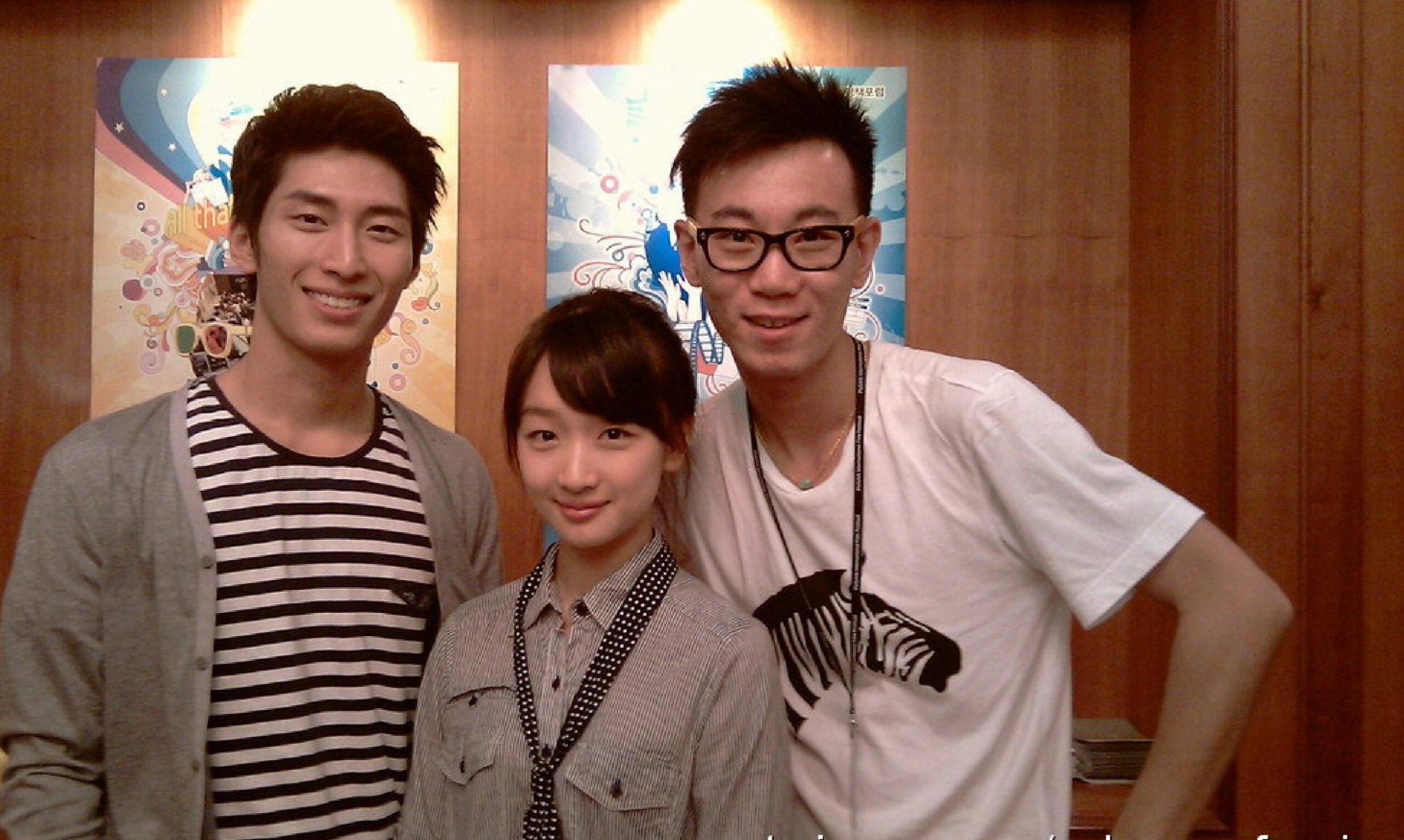 周冬雨早期合照,好娇小青涩,跟现在气场强大的她判若两人.