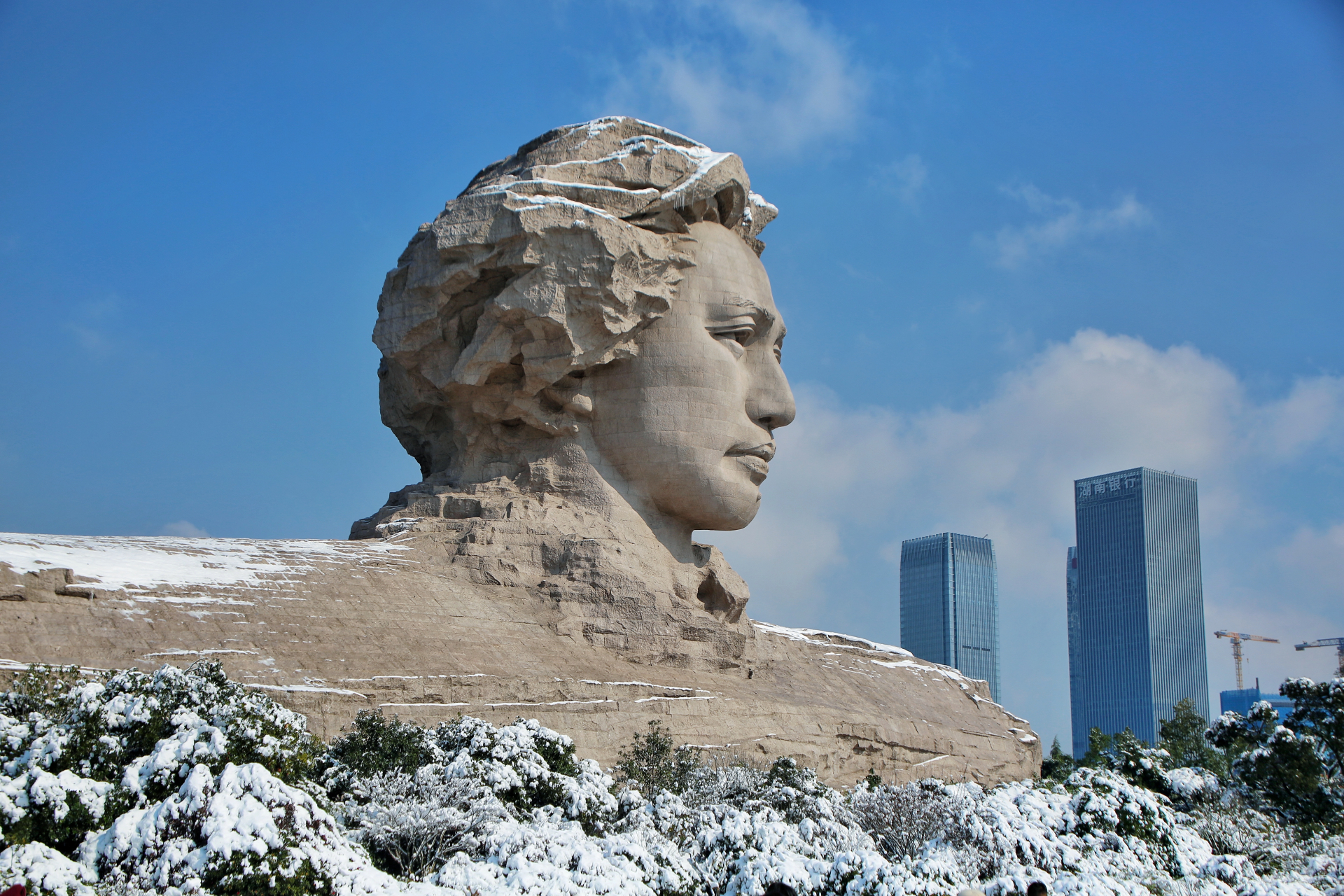 《沁园春·长沙》 独立寒秋,湘江北去,橘子洲头.