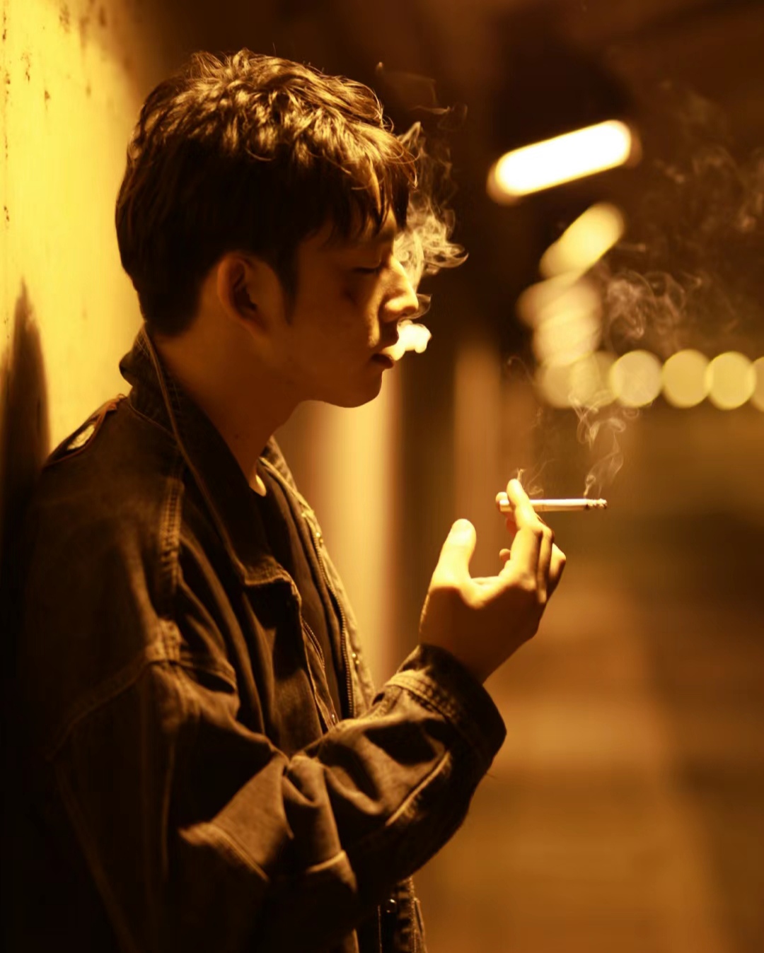 有一天我看到一个快递员正在抽烟,同时快递送货