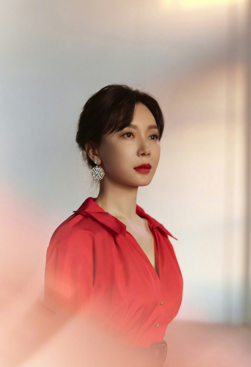 陈数最新活动造型,一袭红裙,柔美知性大美人!