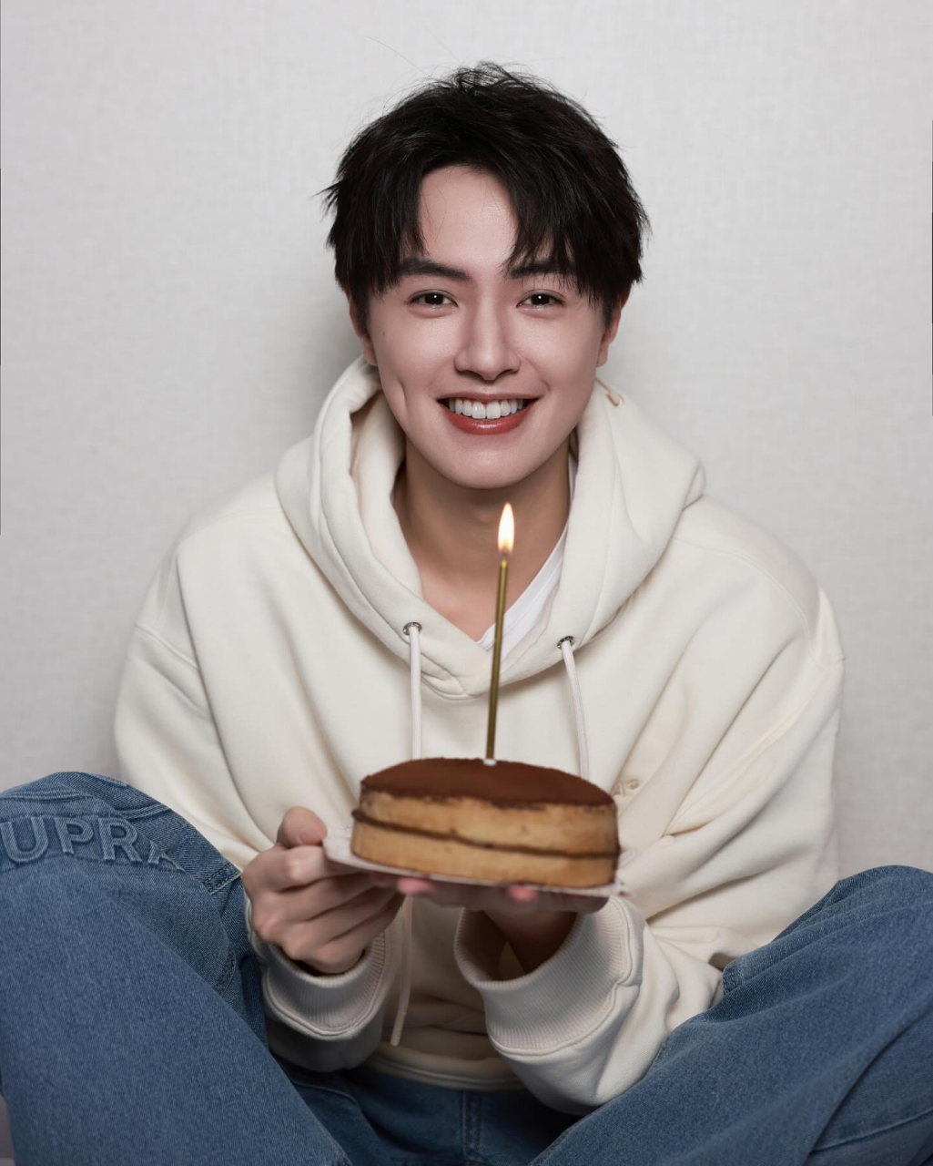 官鸿29岁生日照 记得要一直保持微笑96 #最靓头像壁纸征集赛