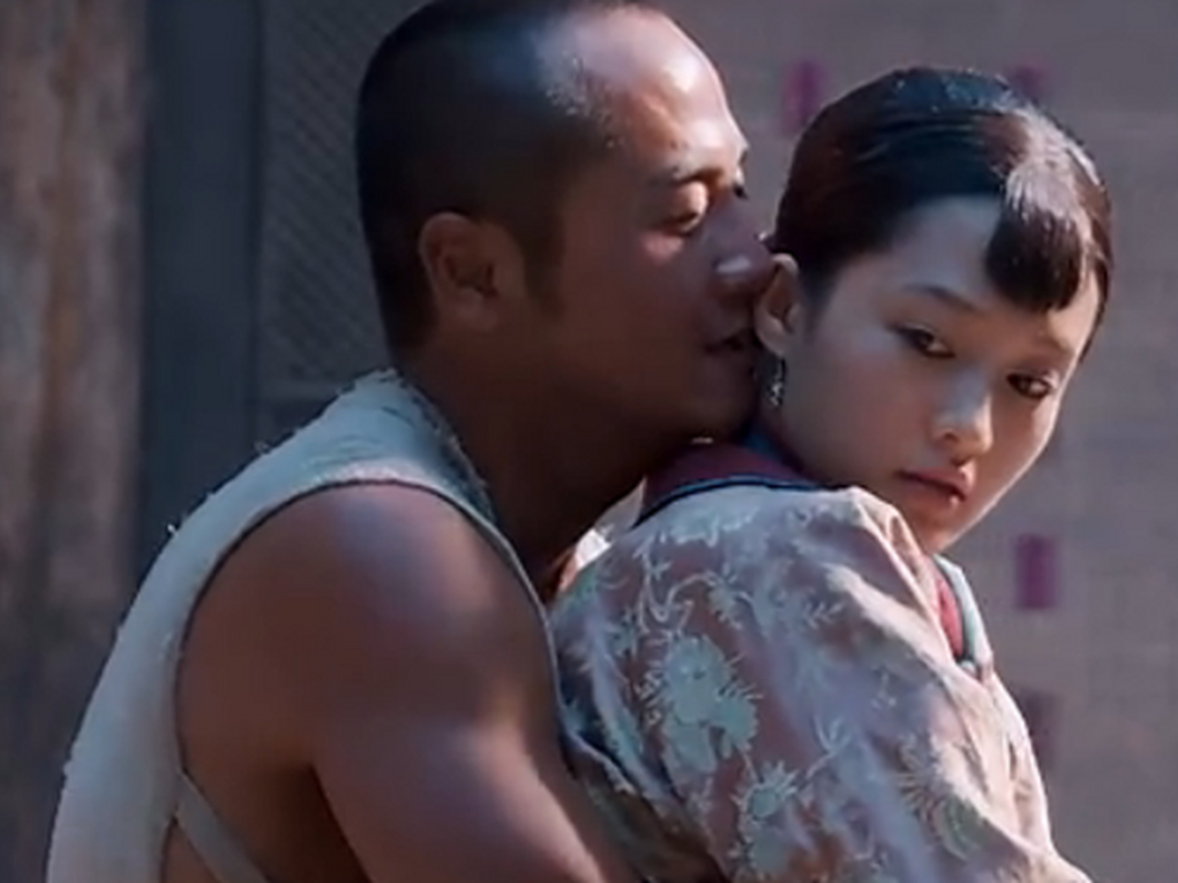 话说当年拍摄《白鹿原》的时候,李沁饰演的田小娥躺在何冰饰演的鹿子