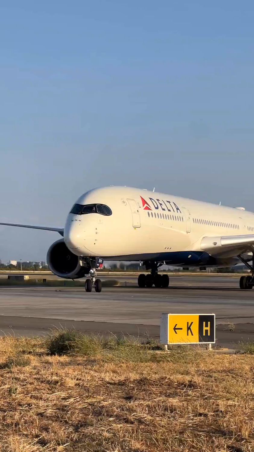 空中客车350滑行过程