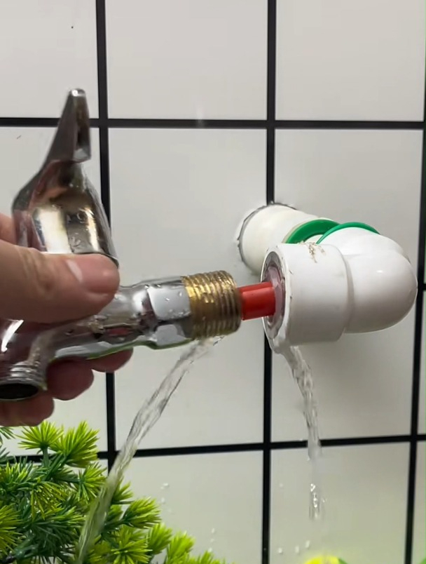 水龙头滴水多半是生料带老化,水工教你换个"垫片"就能解决!