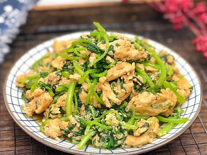 今天,就让我来为大家一一揭晓这五种茼蒿菜的做法,带你领略这道清脆