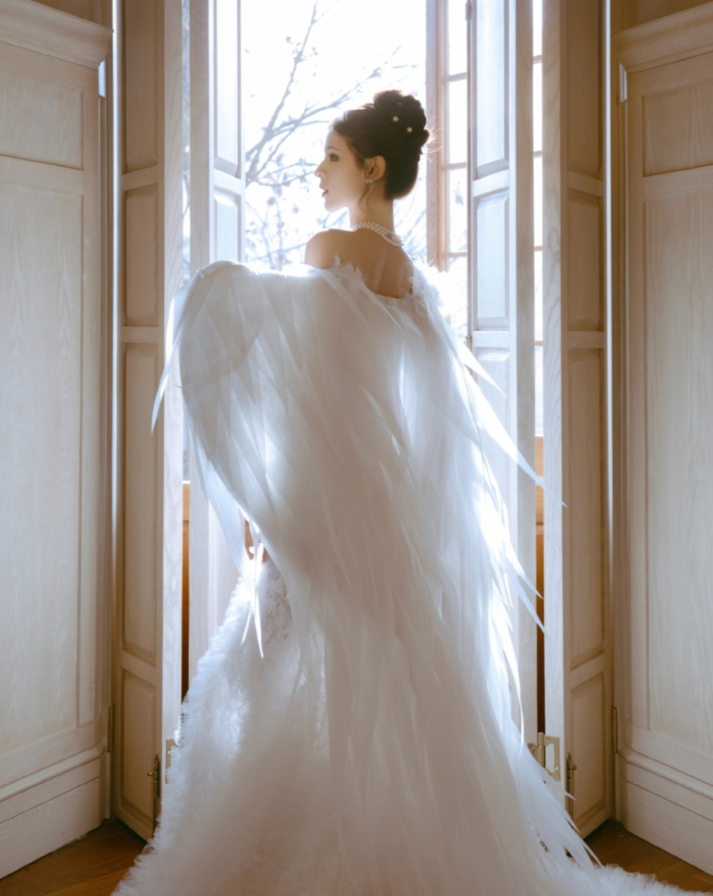 张予曦一袭白色礼服仙气飘飘,整体造型美轮美奂,妆容精美,优雅迷人.