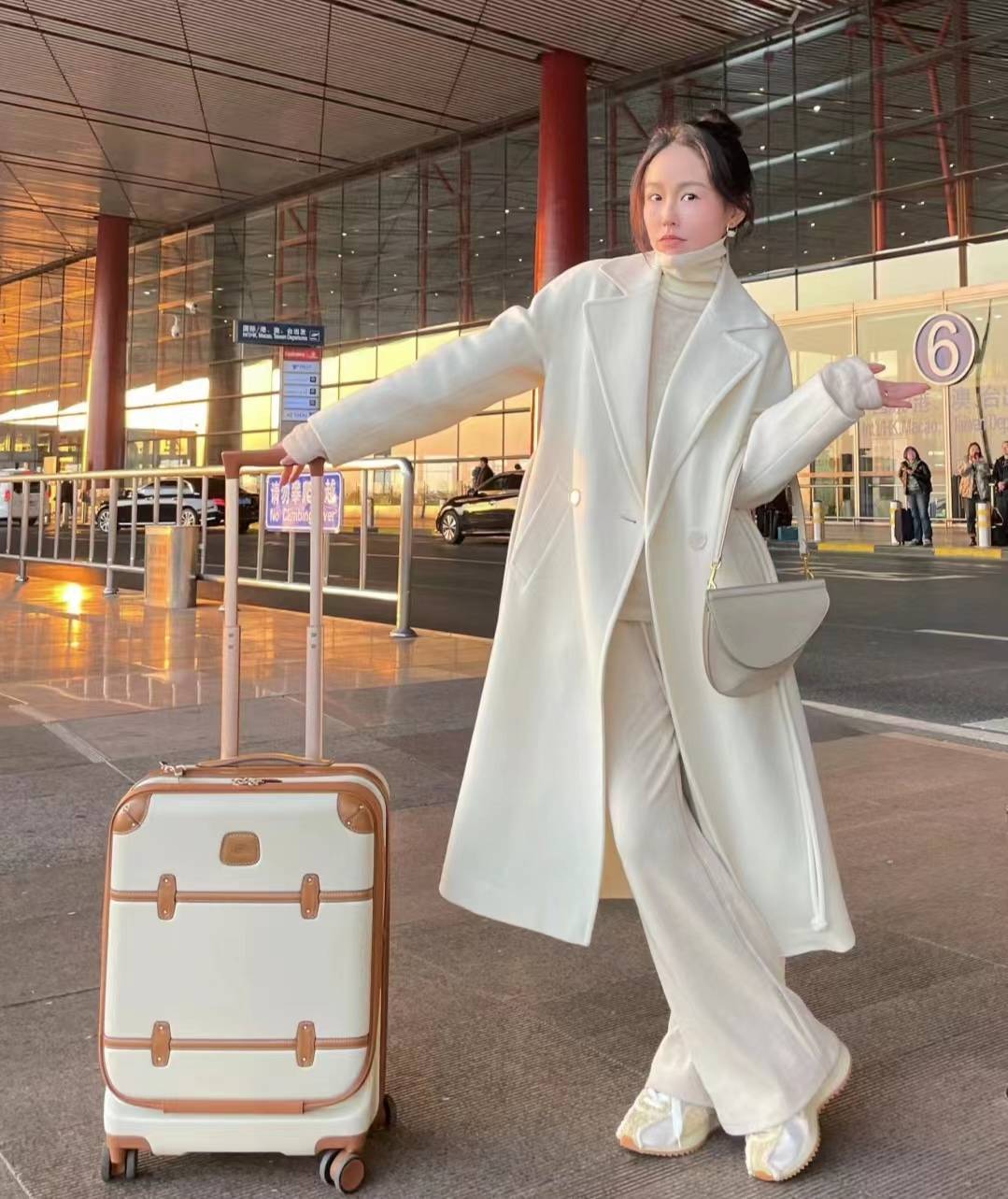 女人上了年纪后,穿大衣还是配老爹鞋最舒适,走路不累又平稳