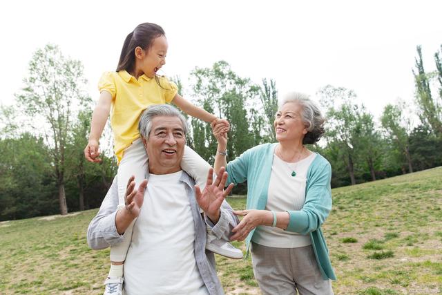 出席与沟通老人可以时不时地与孩子交流