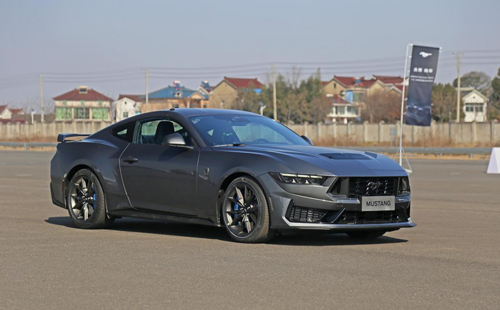 福特野马全新性能版mustang dark horse亮相国内市场,配备10at变速箱