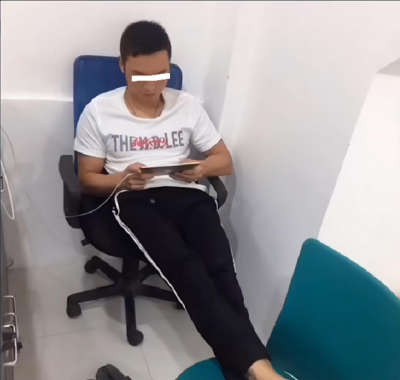 对此王暖暖有些好奇,问俞晓东为什么要买保险,俞晓东向王暖暖解释说:"