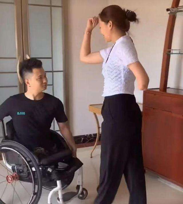 回顾走红的网红连体夫妇无腿丈夫另寻新欢独臂妻子一人带女儿