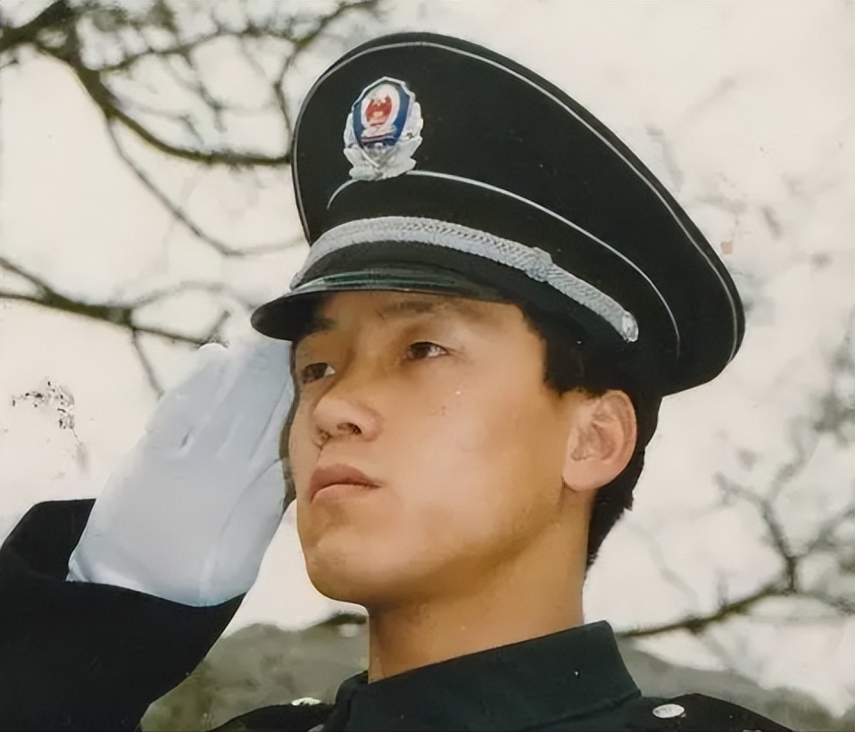 北京大学的莘莘学子,跟籍籍无名的保安,看似毫无关联的两种身份,却在