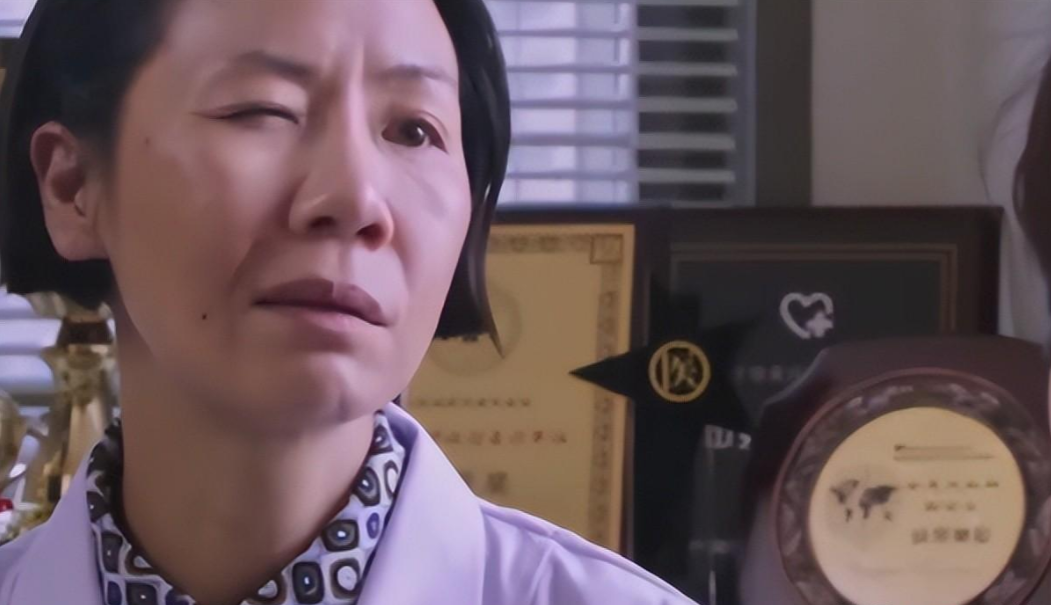 事实证明,成为豪门阔太的杨青,用长相给中年女演员狠狠上了一课