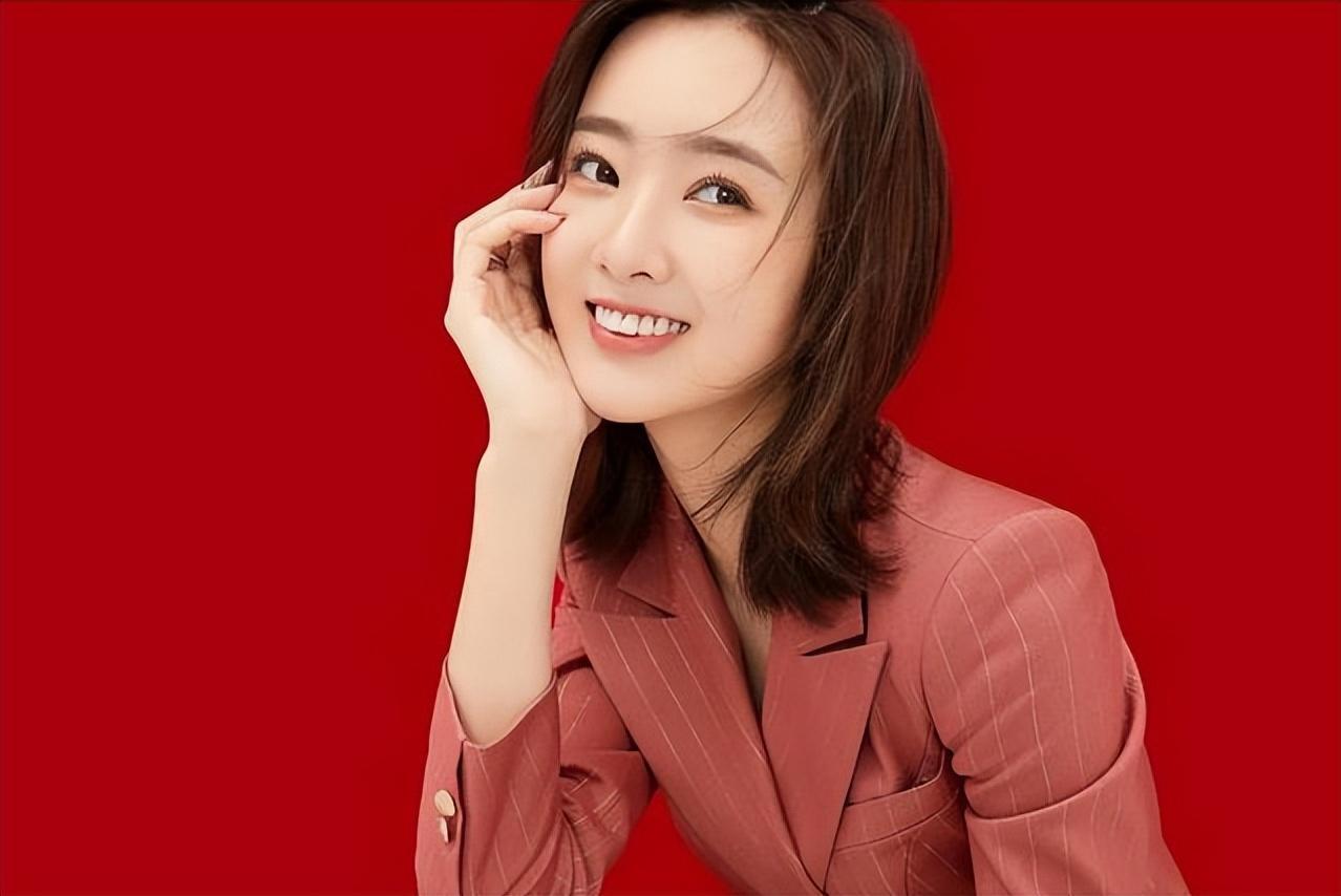 央视美女主持王嘉宁:29岁嫁人,老公年轻帅气,爱情事业双丰收