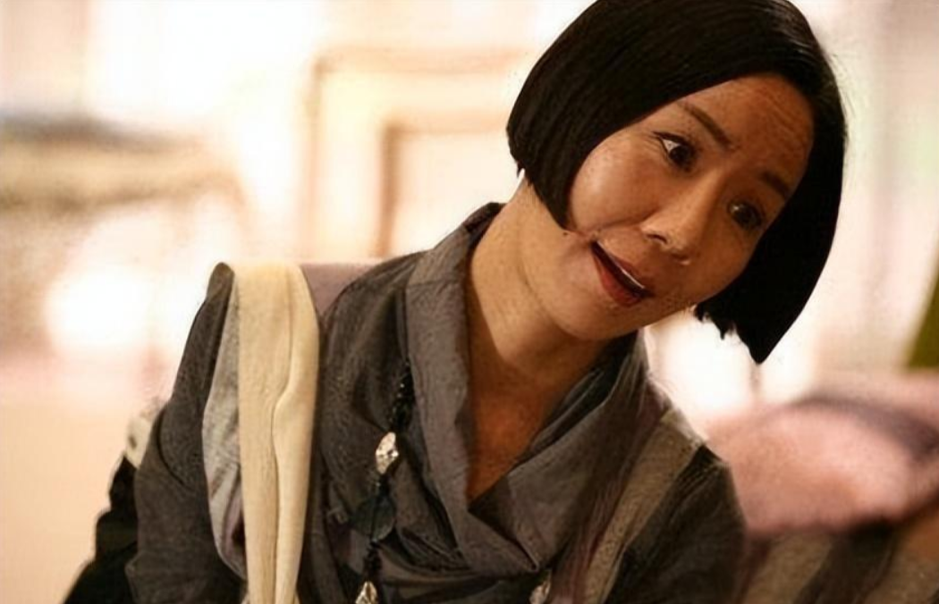 事实证明,成为豪门阔太的杨青,用长相给中年女演员狠狠上了一课
