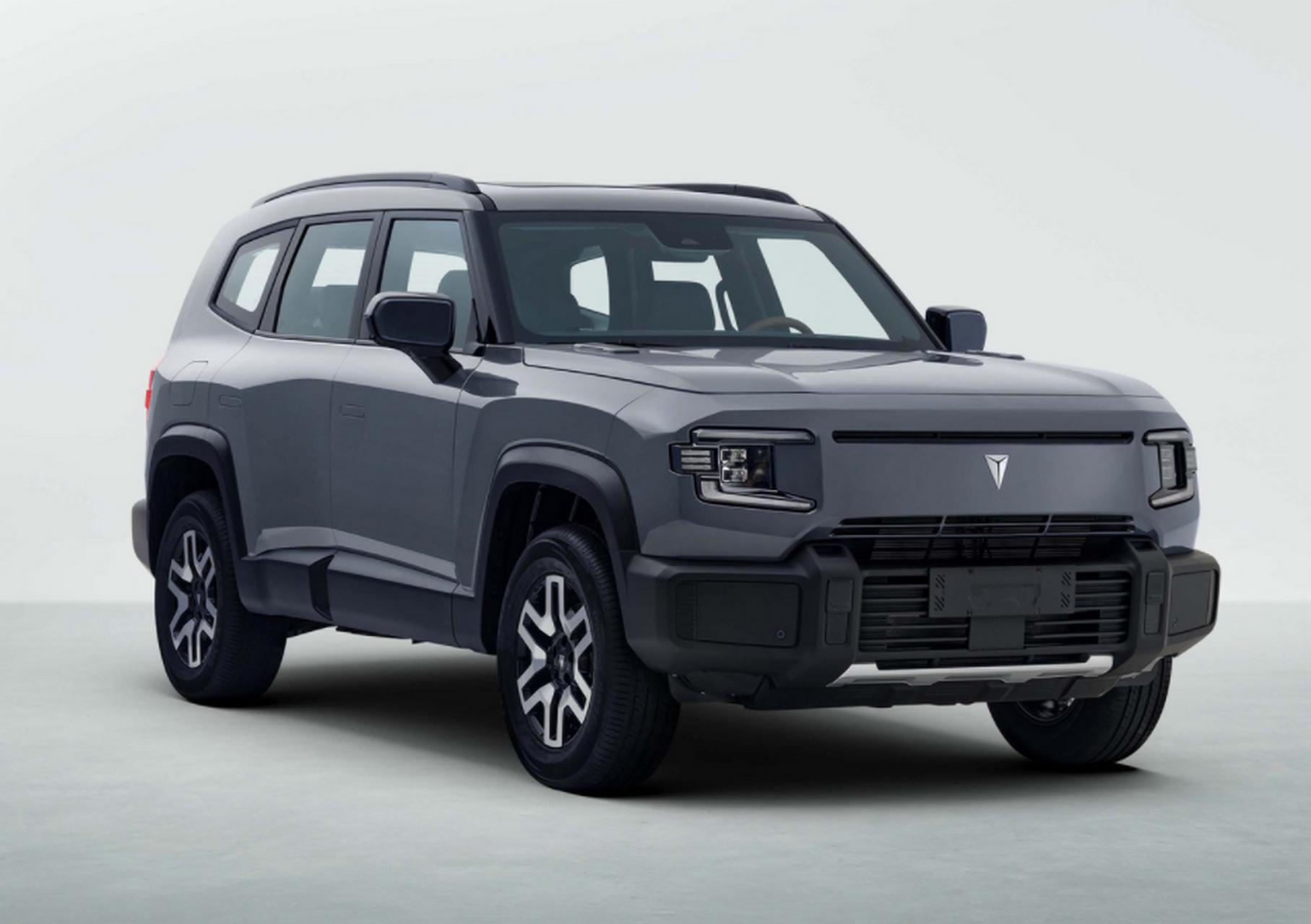 深蓝汽车推出的新款硬派suv g318,延续了其高性价比策略,具有方正硬朗
