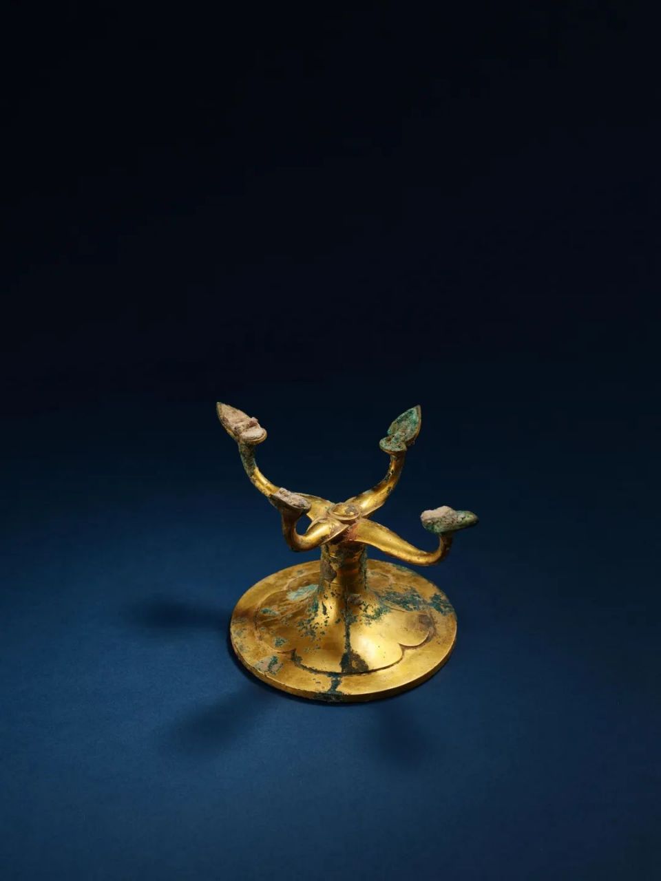 汉铜鎏金羽觞杯器座高10.5公分,估价rmb162,000,ntd700,000.