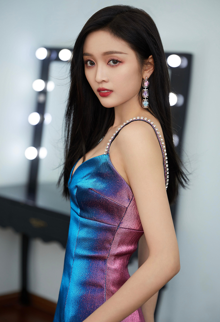 吴宣仪这一套渐变色礼服,是不是挺亮眼的?