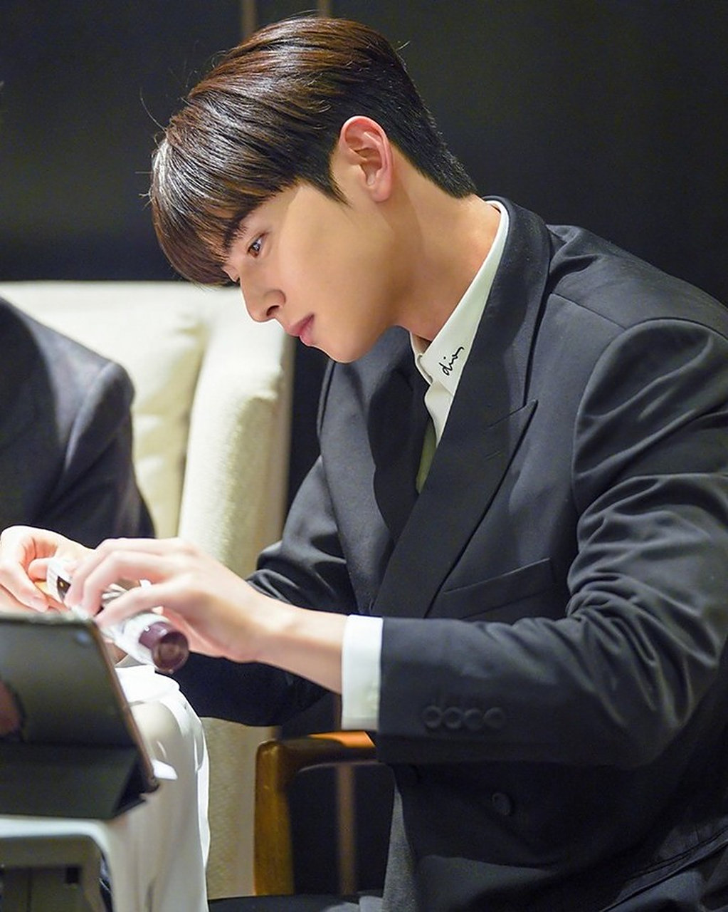 黑西装乖乖男车银优 一脸正气的感觉 #最靓头像壁纸征集赛