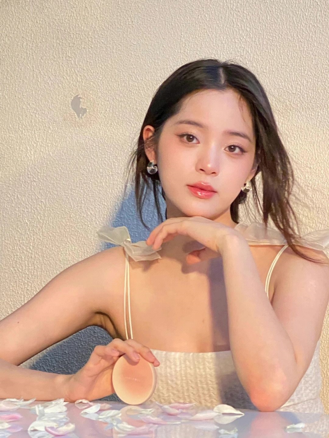 我觉得欧阳娜娜没有必要为了追求精致而去垫高鼻子