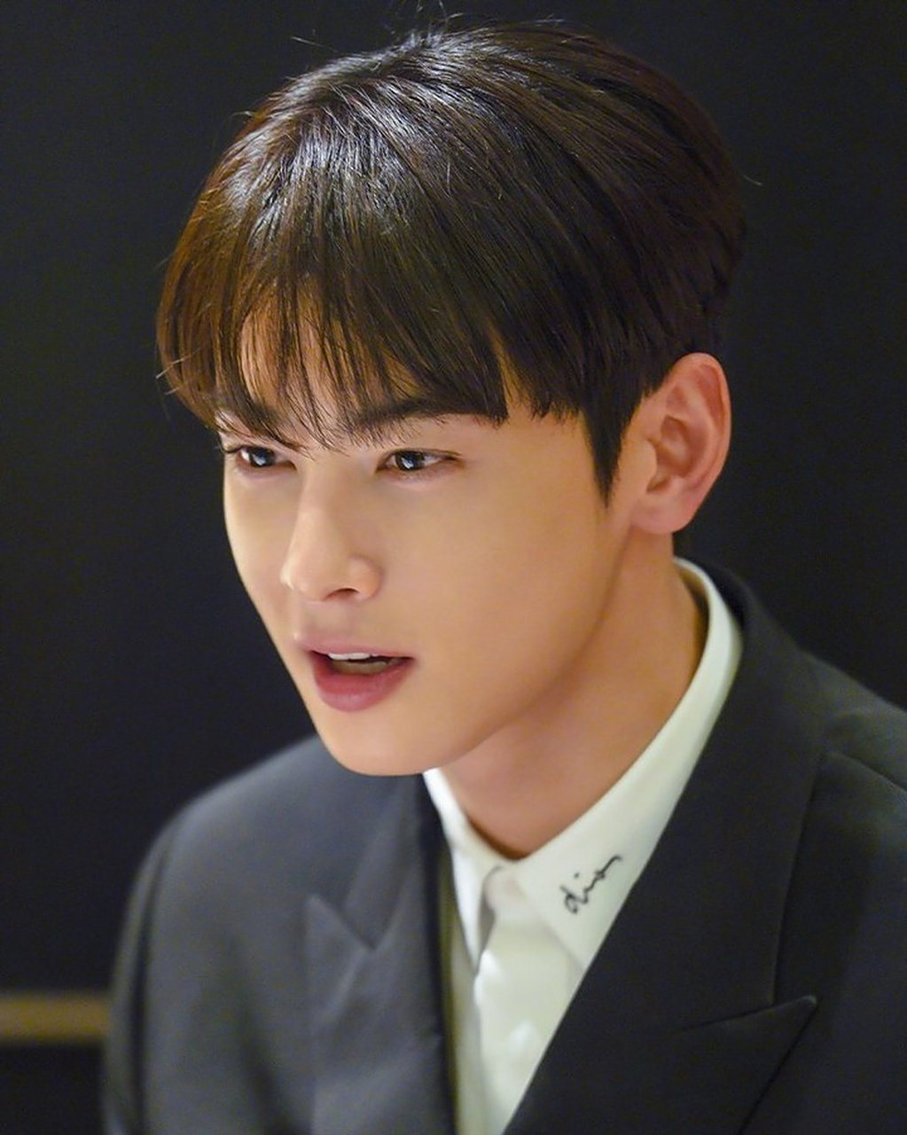 黑西装乖乖男车银优 一脸正气的感觉 #最靓头像壁纸征集赛