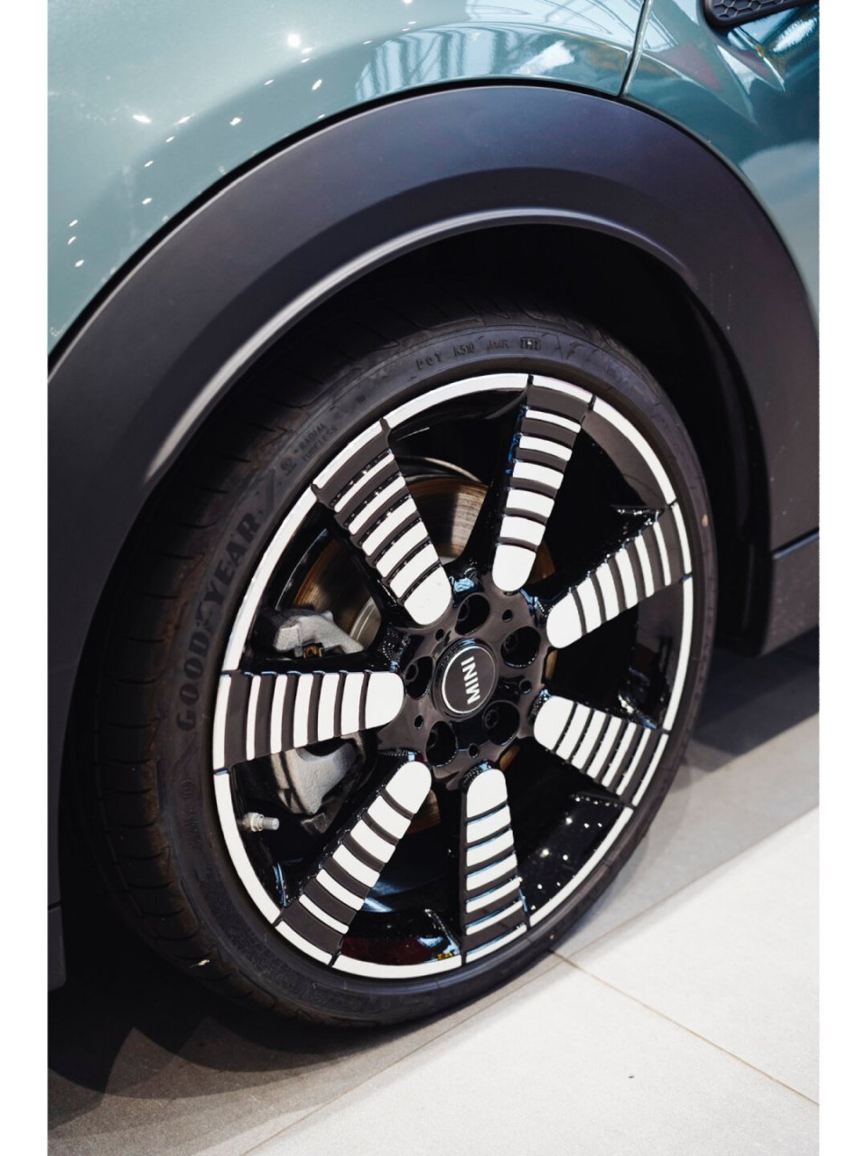 三门/五门弧光特别版  这款mini的颜色是尤加利青,一种清冷复古的文艺