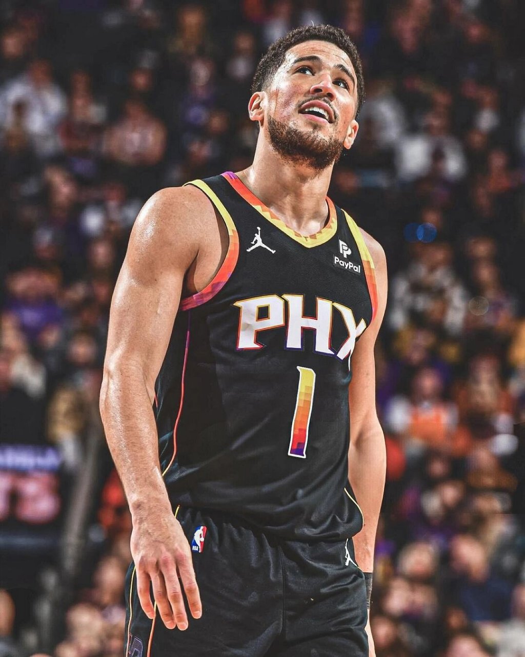 fighting  布克比赛图集  在篮球场上,太阳队的当家球星德文·布克