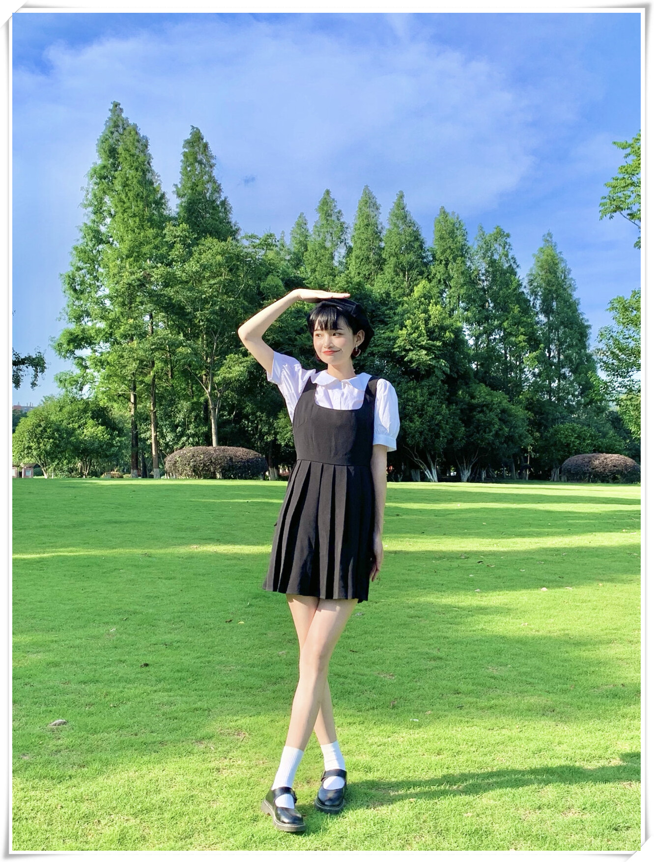 鞋底最好稍微压着线 也不要完全压线 这样后期也比较好二次构图 学妹