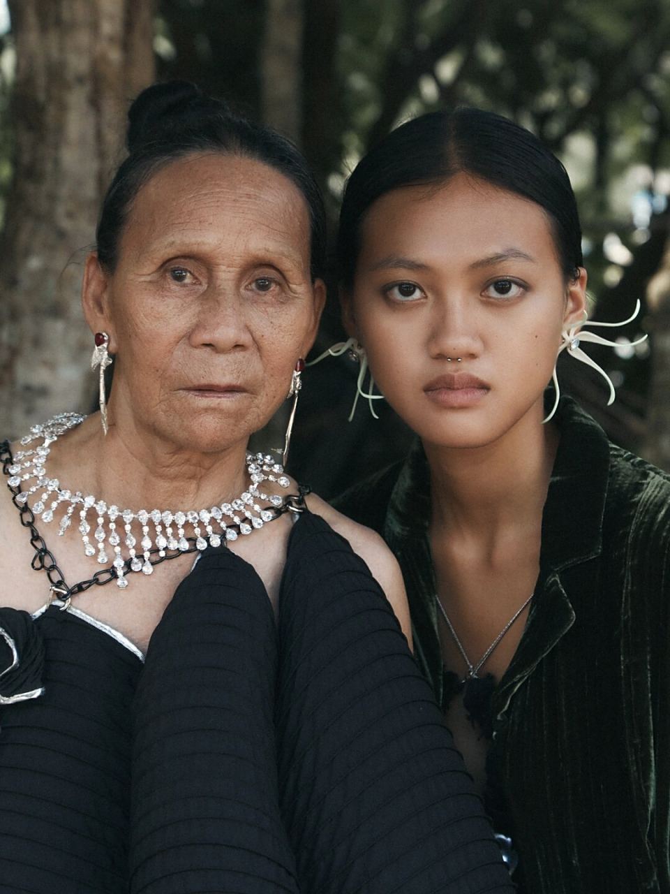 给海南的黎族女人拍了组时装片