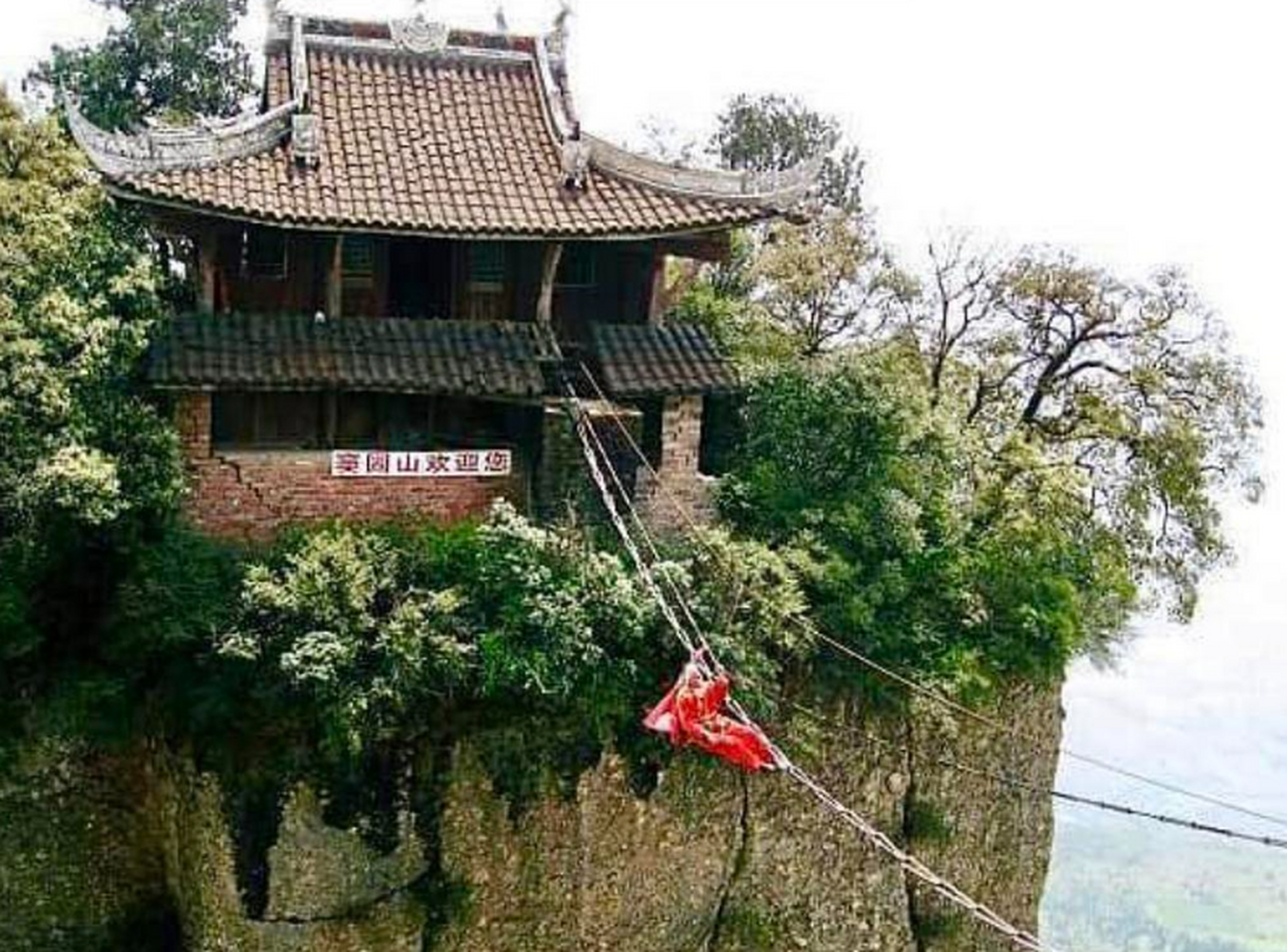 1939年,四川江油云岩寺的一位僧人淡定过铁索,虽然身处悬崖高空,但他