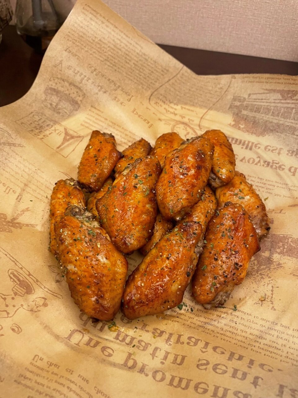 黑胡椒蜜汁烤翅  黑胡椒蜜汁烤翅是一道美味可口,简单易做的家常菜.