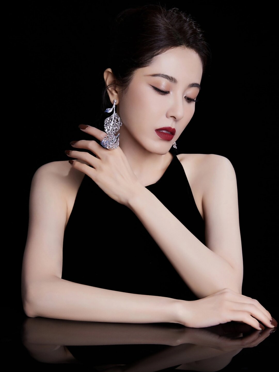 曾黎冷艳复古红唇妆  曾黎姐的妆容充满了魅力与高级感,夏馨妍的妆发