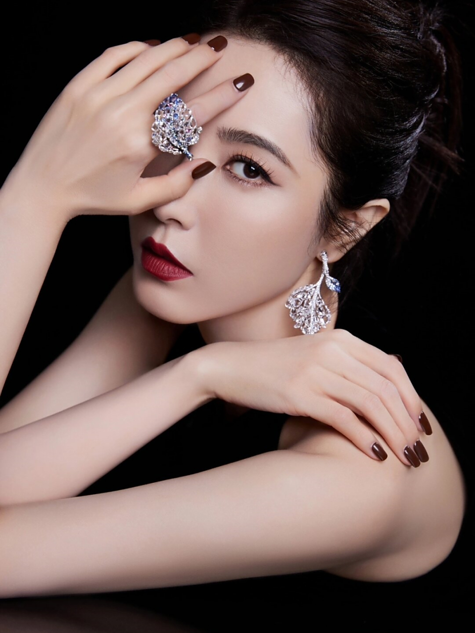 曾黎冷艳复古红唇妆  曾黎姐的妆容充满了魅力与高级感,夏馨妍的妆发