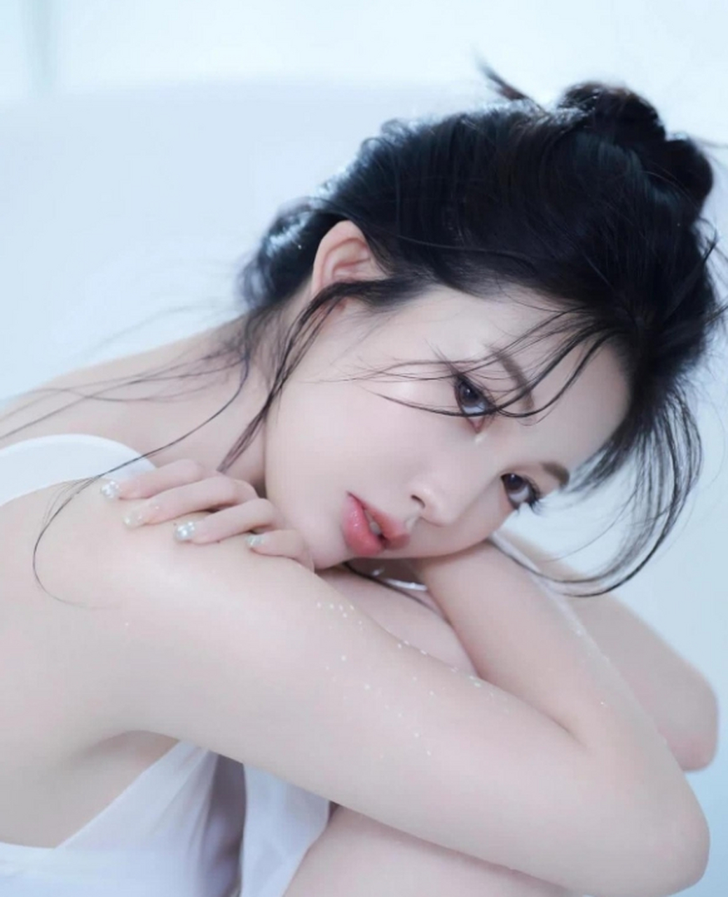 她的双手柔软如荑,肌肤光滑如凝脂,颈部纤细如蝤蛴,牙齿洁白如瓠犀.