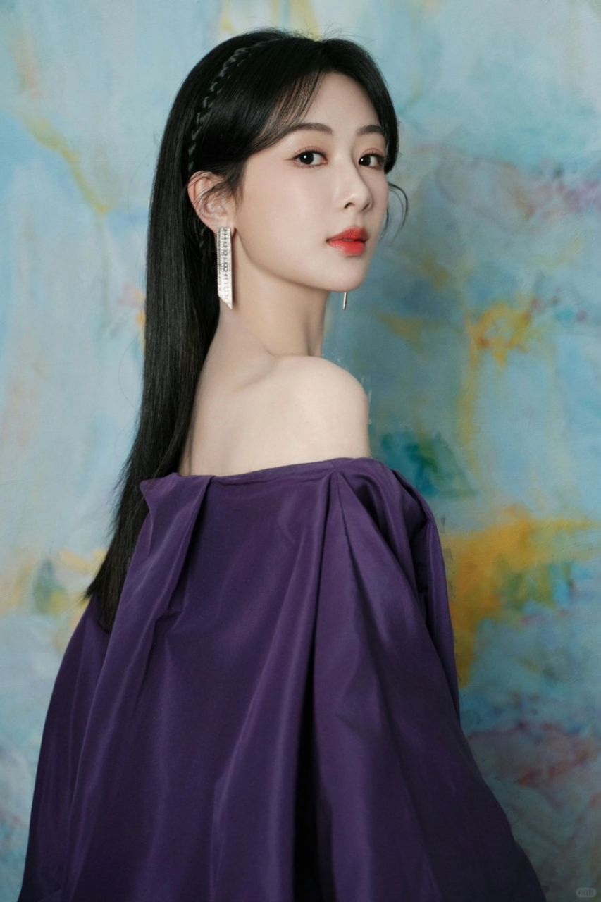 杨紫勇闯valentino高定时装周,一袭紫色礼服成焦点!