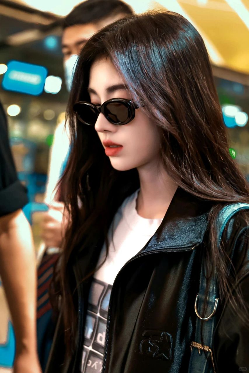 鞠婧祎霸气现身机场 宽大光泽外套玩转潮流穿搭  鞠婧祎在机场的造型