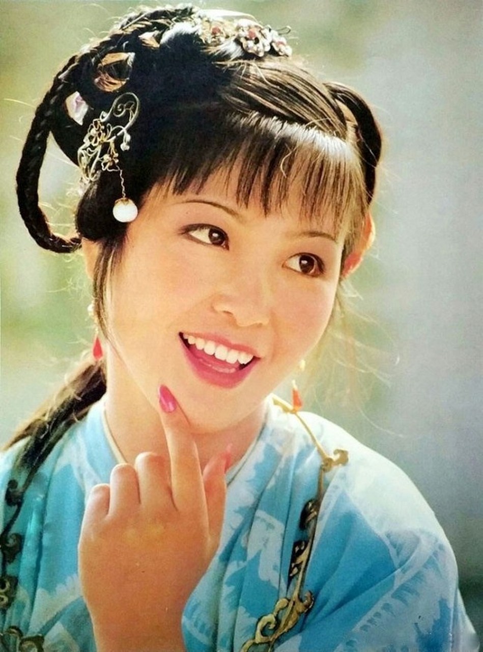 女明星# #明星老照片# 金莉莉的迎春还是很外放的,牟一的迎春就"木头