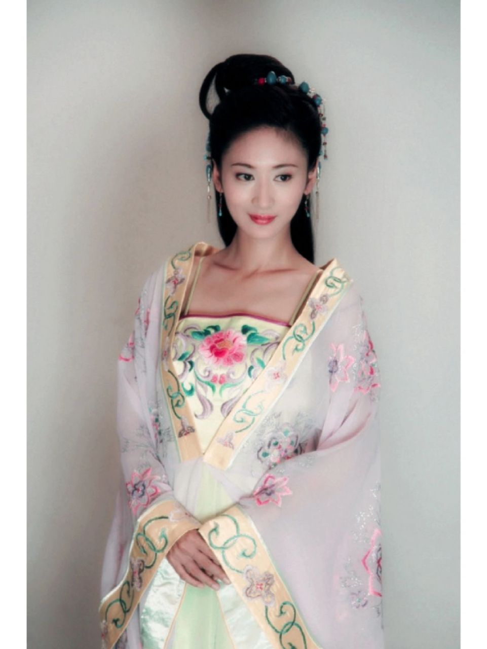 今天我们就来谈谈这位古装大美女——郭珍霓.